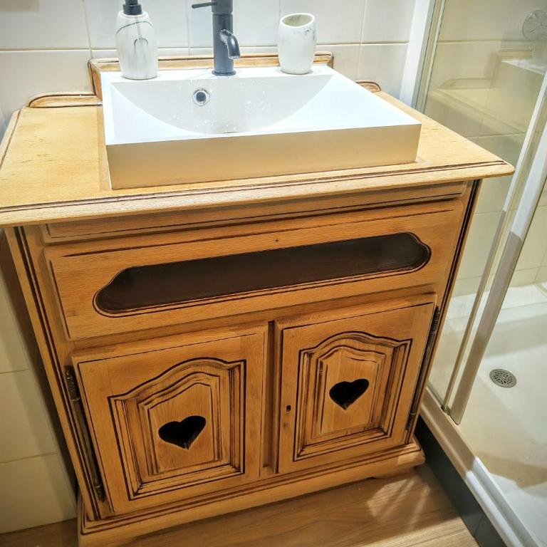Le Belvédère : chambres et table d'hôtes - Chambre Double ou Lits Jumeaux Supérieure - Vue sur Montagnes - 2