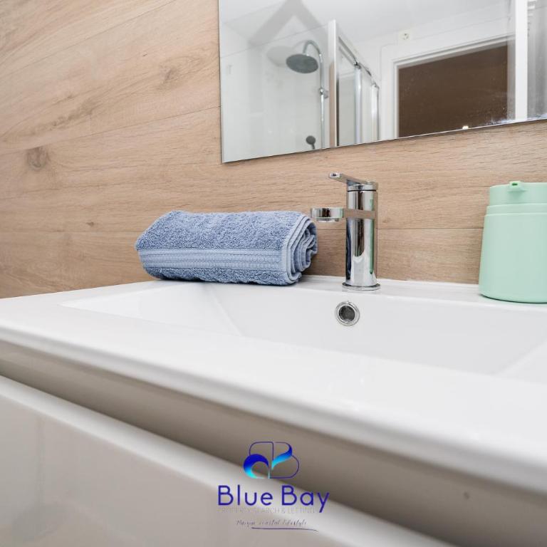 White Bay Beach Apartment - Two-Bedroom Apartment - 37