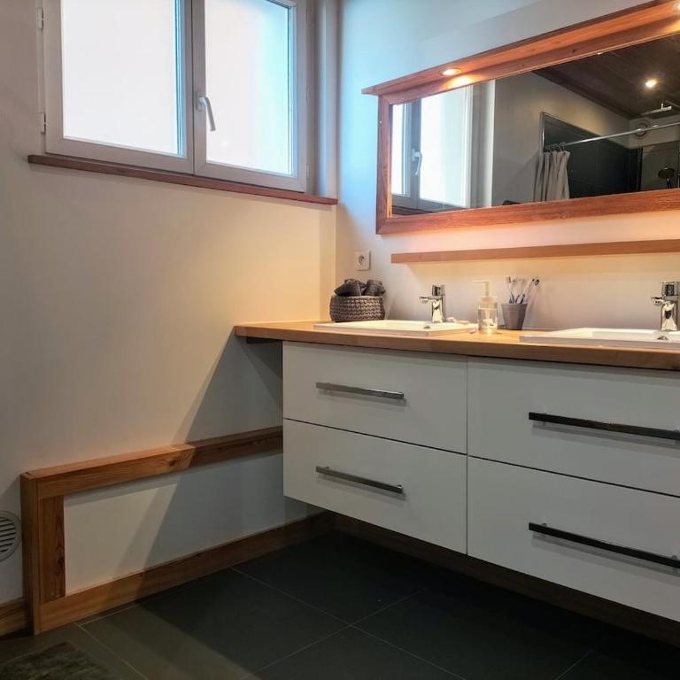 Spacious 3 bedrooms apartment - Three-Bedroom Apartment with Mountain View - 10