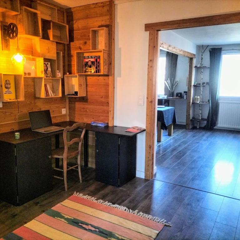 Spacious 3 bedrooms apartment - Three-Bedroom Apartment with Mountain View - 12