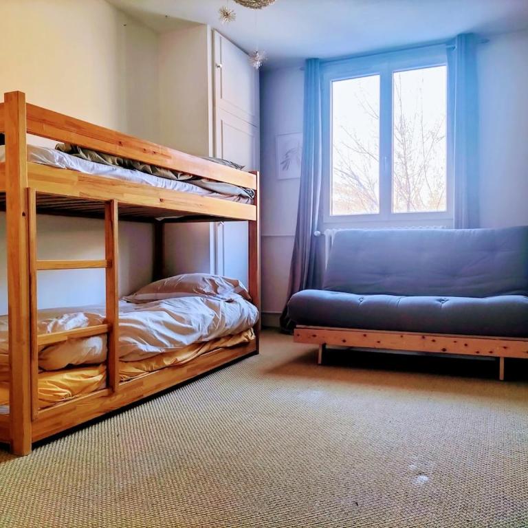 Spacious 3 bedrooms apartment - Three-Bedroom Apartment with Mountain View - 13