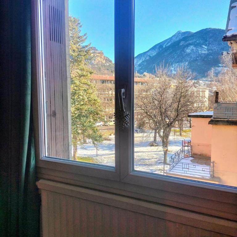 Spacious 3 bedrooms apartment - Three-Bedroom Apartment with Mountain View - 8