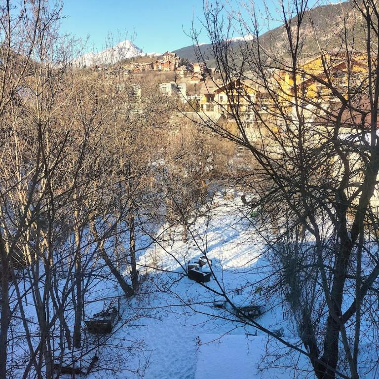 Spacious 3 bedrooms apartment - Three-Bedroom Apartment with Mountain View - 17