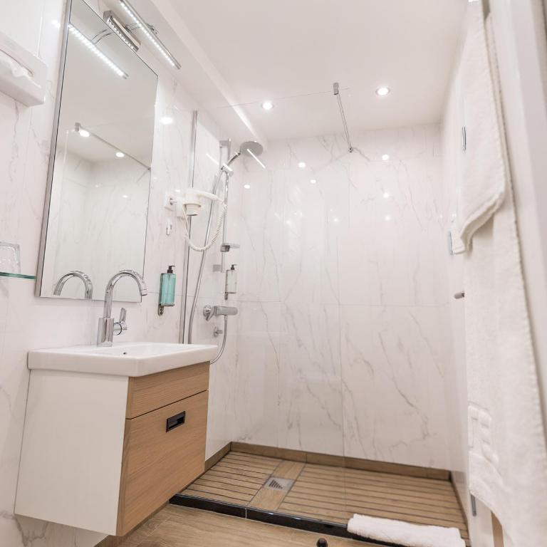 Apart Hotel Mamut - One-Bedroom Deluxe Apartment - 1