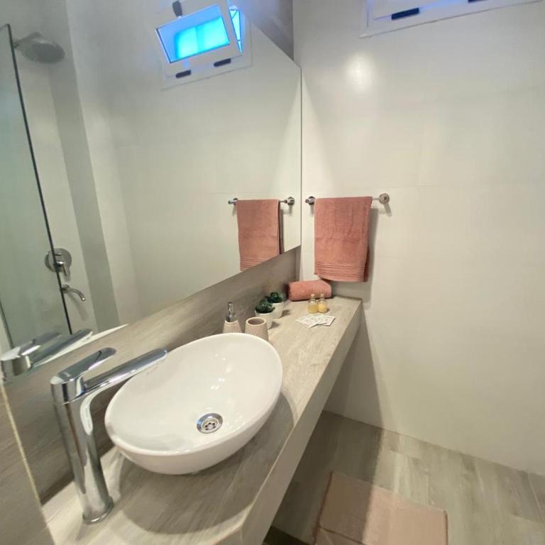 Amplio, moderno, centro, cochera - 2 parejas o mas -6 px - Apartamento de 3 dormitorios - 25