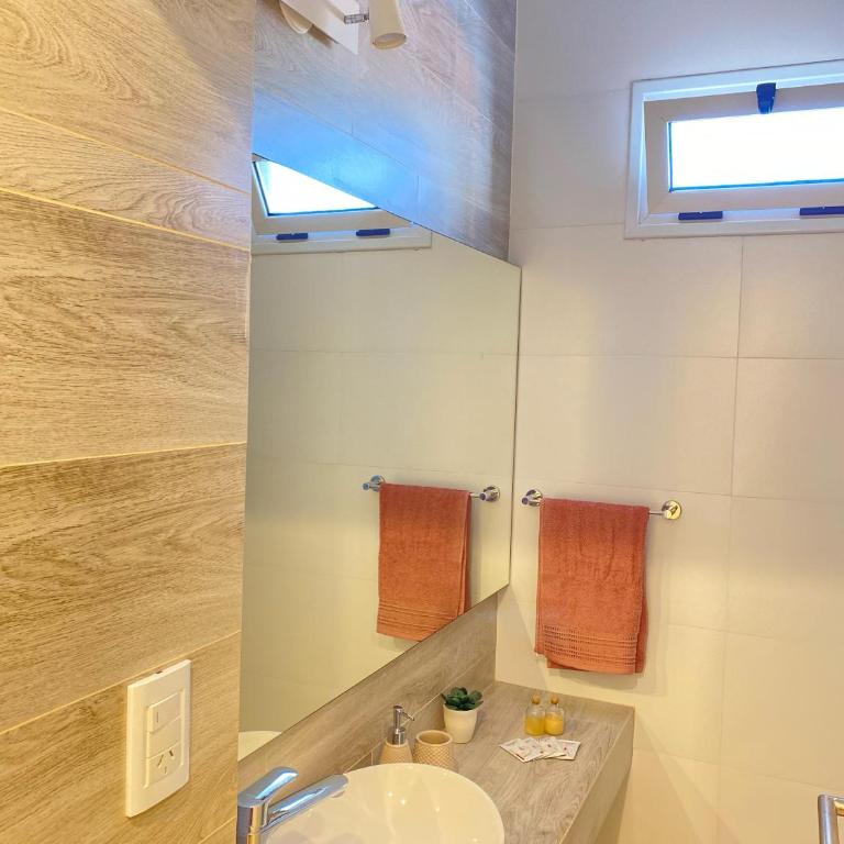 Amplio, moderno, centro, cochera - 2 parejas o mas -6 px - Apartamento de 3 dormitorios - 36