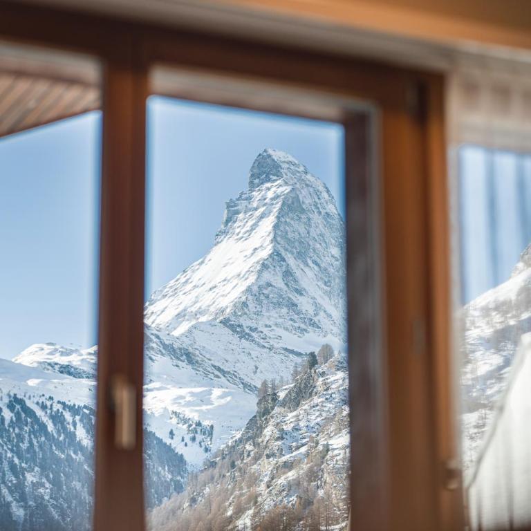 Hotel Parnass - Doppelzimmer mit Balkon und Blick zum Matterhorn - 1