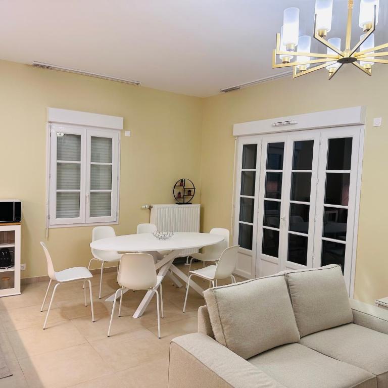 Family's house - Villa proche de la vallée village et Disneyland paris ,2 parkings, air condition - Maison de Vacances 4 Chambres - 5