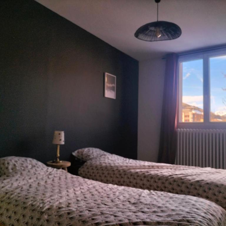 Spacious 3 bedrooms apartment - Three-Bedroom Apartment with Mountain View - 11