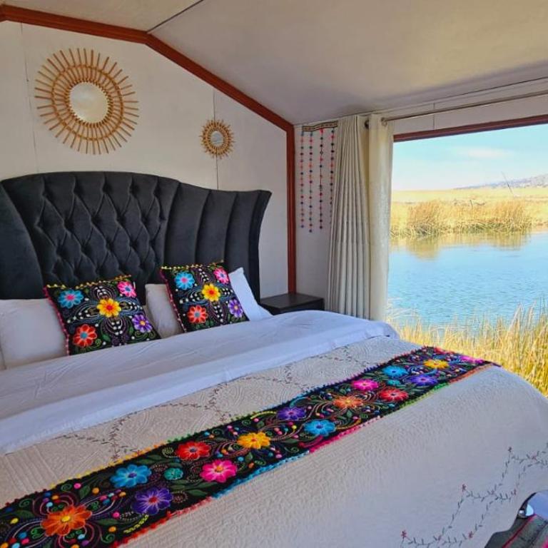 Titicaca Uros Summa Paqari - Habitación con cama extragrande y vistas al lago - 2