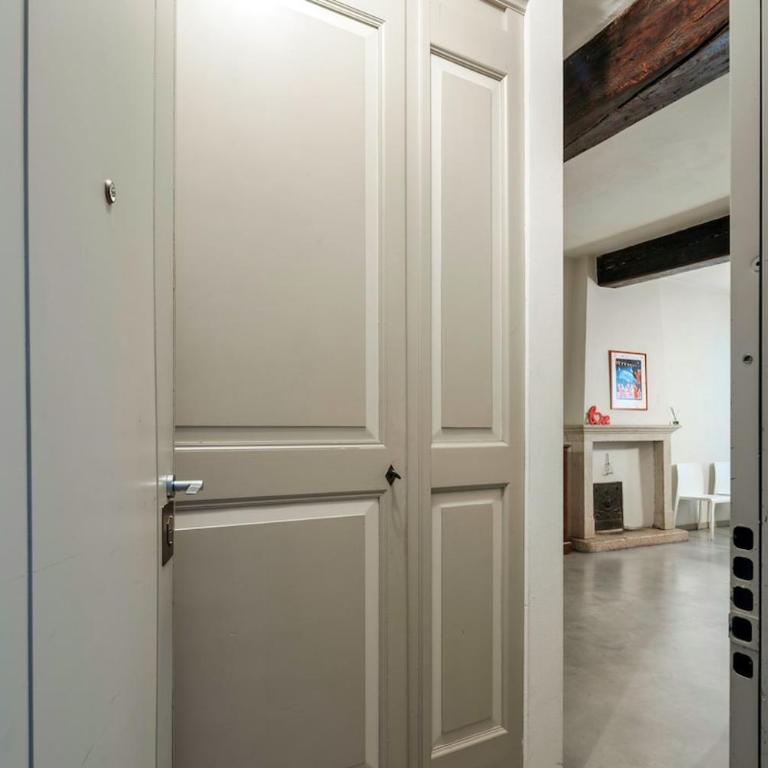 HOST4U - LOGGIA Square Apartment in Brescia City Center Piazza della Loggia & Piazza Vittoria - One-Bedroom Apartment - 6