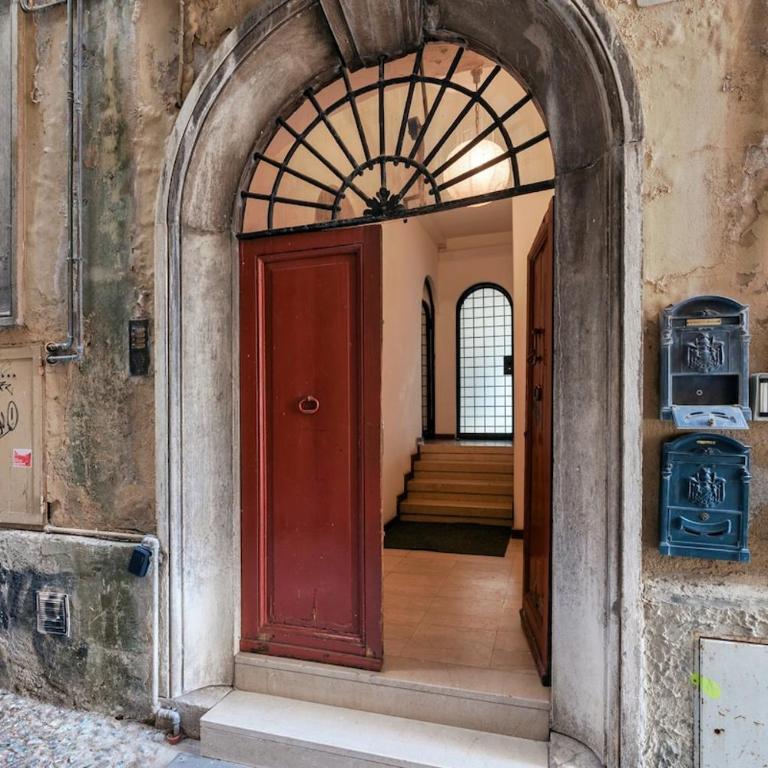 HOST4U - LOGGIA Square Apartment in Brescia City Center Piazza della Loggia & Piazza Vittoria - One-Bedroom Apartment - 7