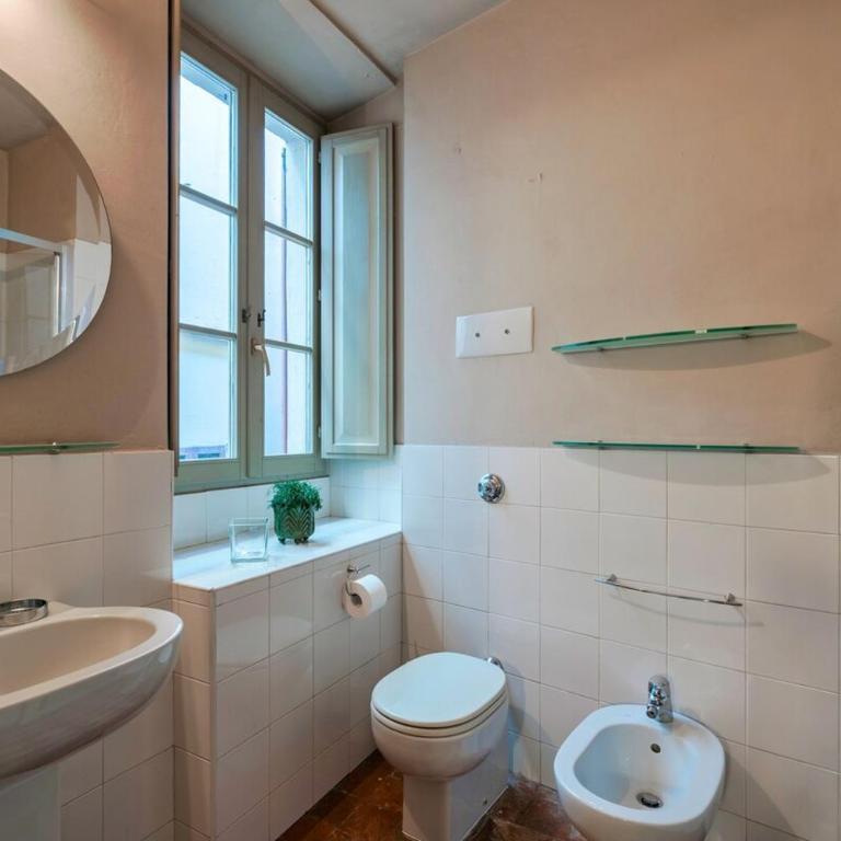 HOST4U - LOGGIA Square Apartment in Brescia City Center Piazza della Loggia & Piazza Vittoria - One-Bedroom Apartment - 14