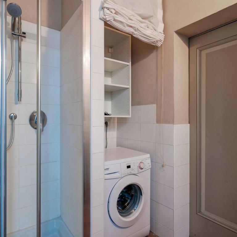 HOST4U - LOGGIA Square Apartment in Brescia City Center Piazza della Loggia & Piazza Vittoria - One-Bedroom Apartment - 16