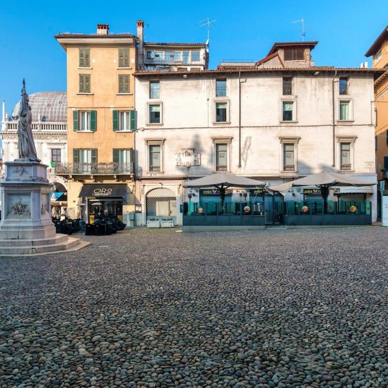 HOST4U - LOGGIA Square Apartment in Brescia City Center Piazza della Loggia & Piazza Vittoria - One-Bedroom Apartment - 17