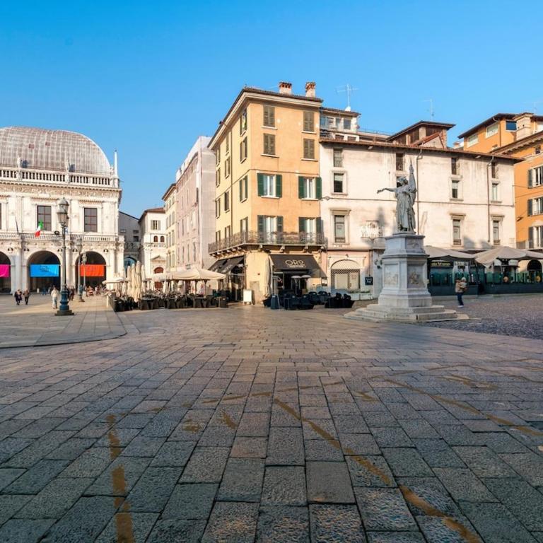 HOST4U - LOGGIA Square Apartment in Brescia City Center Piazza della Loggia & Piazza Vittoria - One-Bedroom Apartment - 20