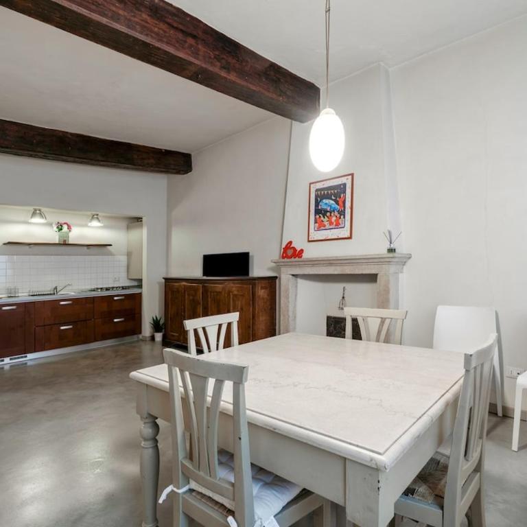 HOST4U - LOGGIA Square Apartment in Brescia City Center Piazza della Loggia & Piazza Vittoria - One-Bedroom Apartment - 2