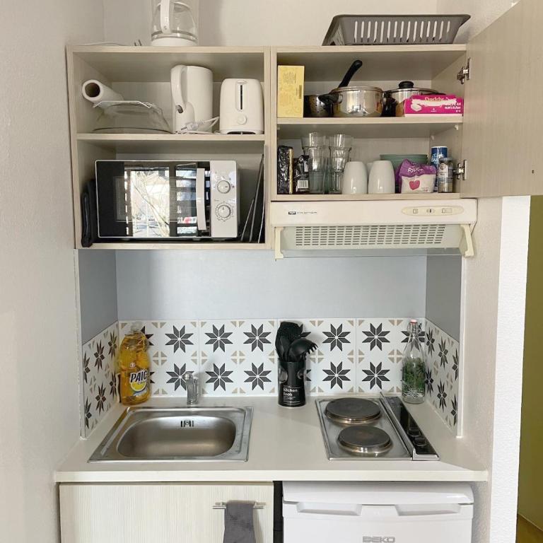 Studio near train station and sanctuary - One-Bedroom Apartment - 3