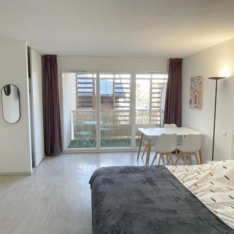 Studio near train station and sanctuary - One-Bedroom Apartment - 5