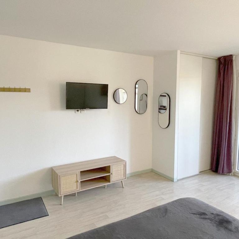 Studio near train station and sanctuary - One-Bedroom Apartment - 6