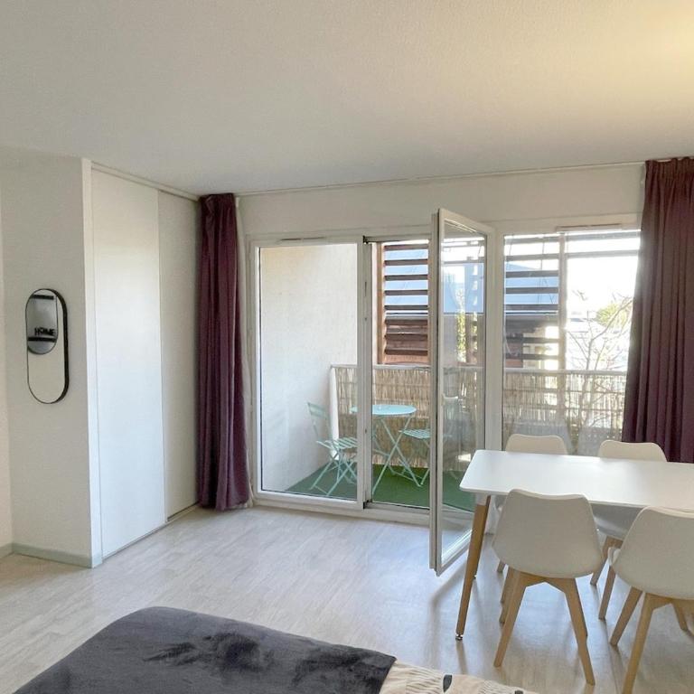 Studio near train station and sanctuary - One-Bedroom Apartment - 7