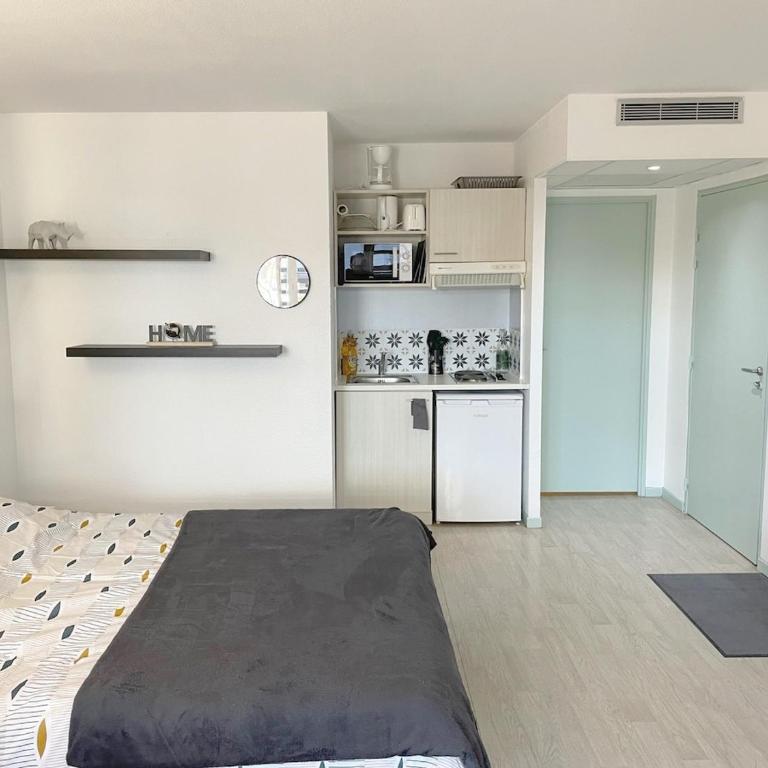 Studio near train station and sanctuary - One-Bedroom Apartment - 8
