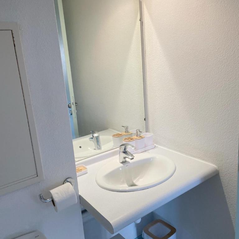 Studio near train station and sanctuary - One-Bedroom Apartment - 9