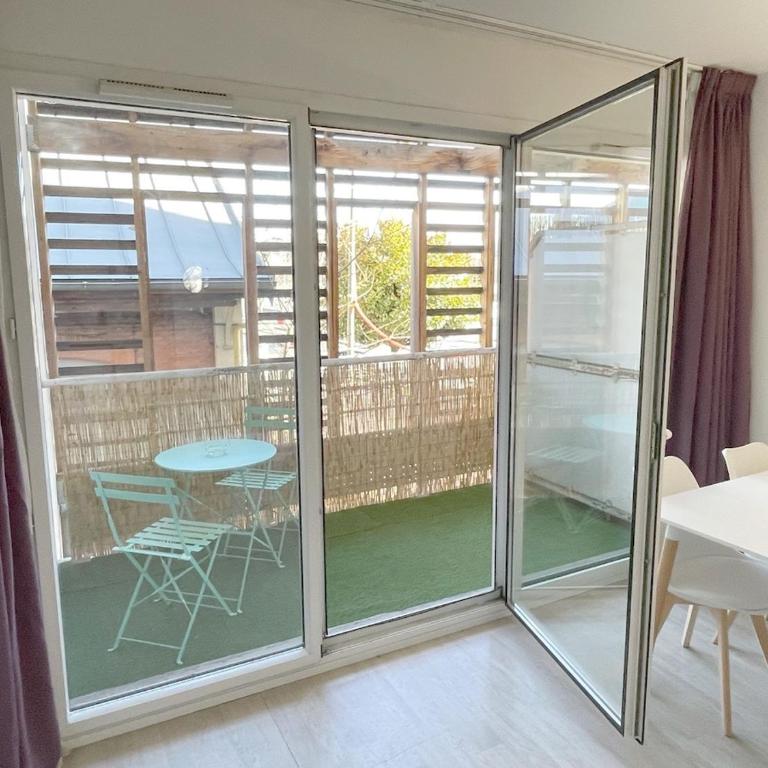 Studio near train station and sanctuary - One-Bedroom Apartment - 10