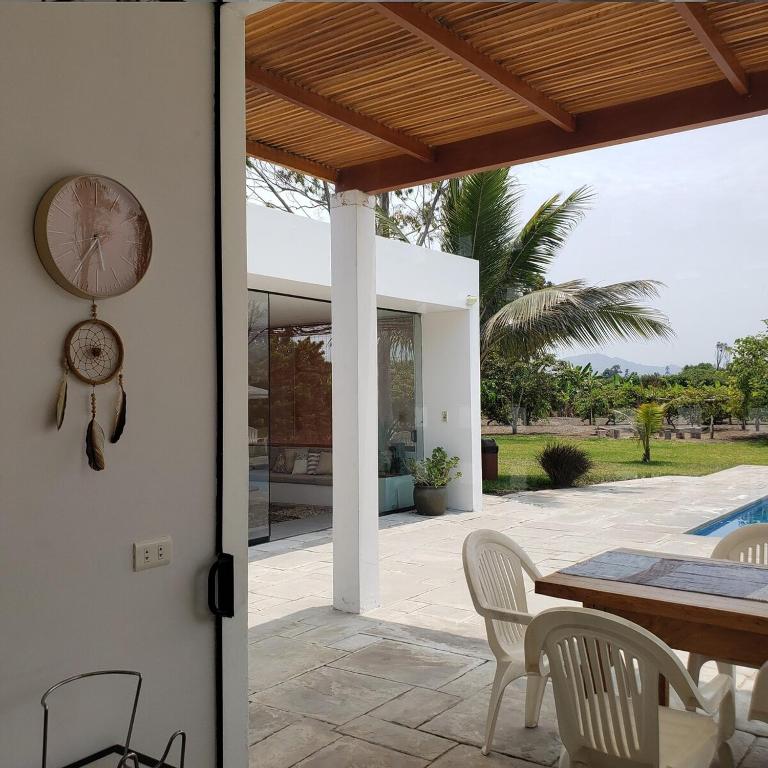Casa de Campo con lago en Mala - Four-Bedroom House - 20