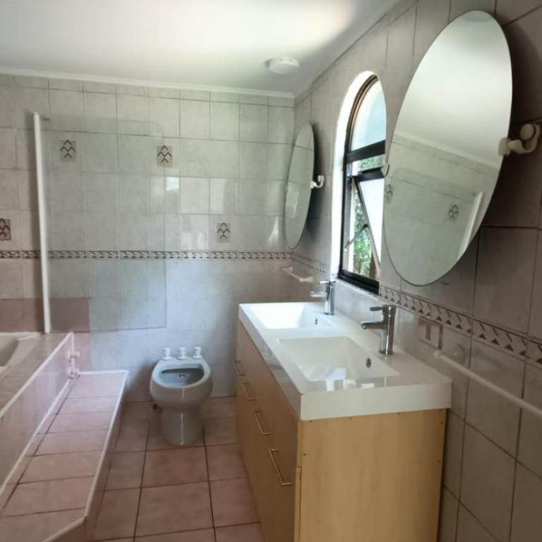 Casa encantadora con servicio de transporte al Aeropuerto - Three-Bedroom House - 10