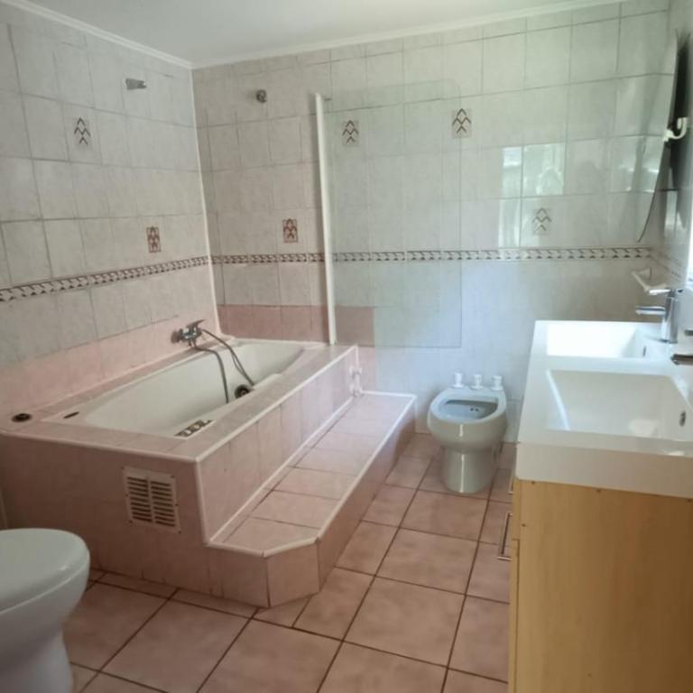 Casa encantadora con servicio de transporte al Aeropuerto - Three-Bedroom House - 9