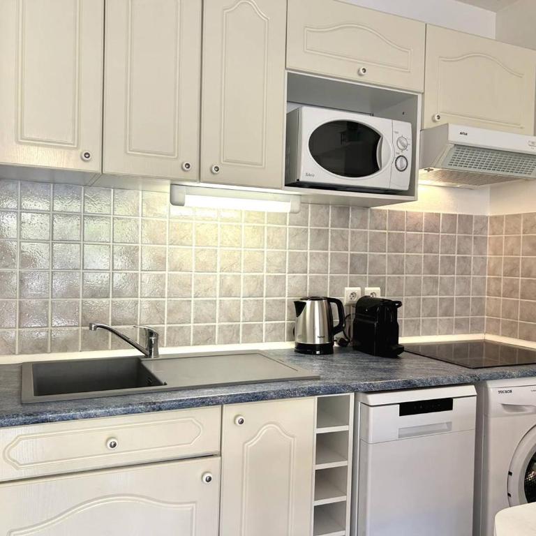 Appartement climatisé 2 pièces avec terrasse et parking au Lavandou - FR-1-251-854 - Apartamento - 7