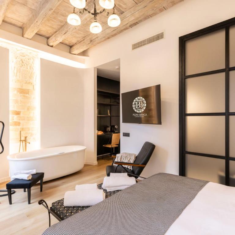 Pedra Bianca Luxury Rooms - Queen Room with Spa Bath - 3