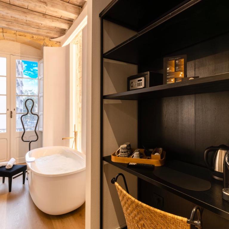 Pedra Bianca Luxury Rooms - Queen Room with Spa Bath - 7