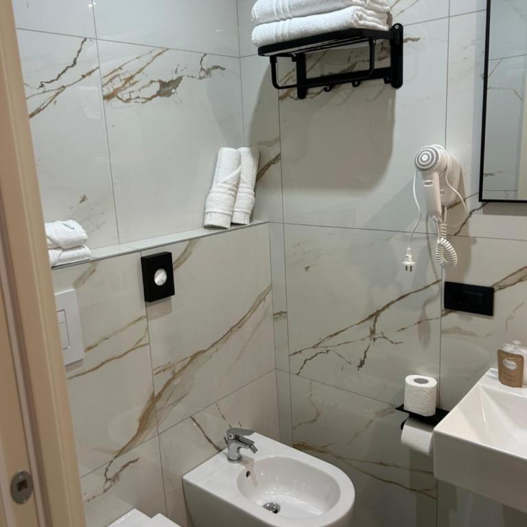 Hotel Stradivari - Camera Deluxe - 11