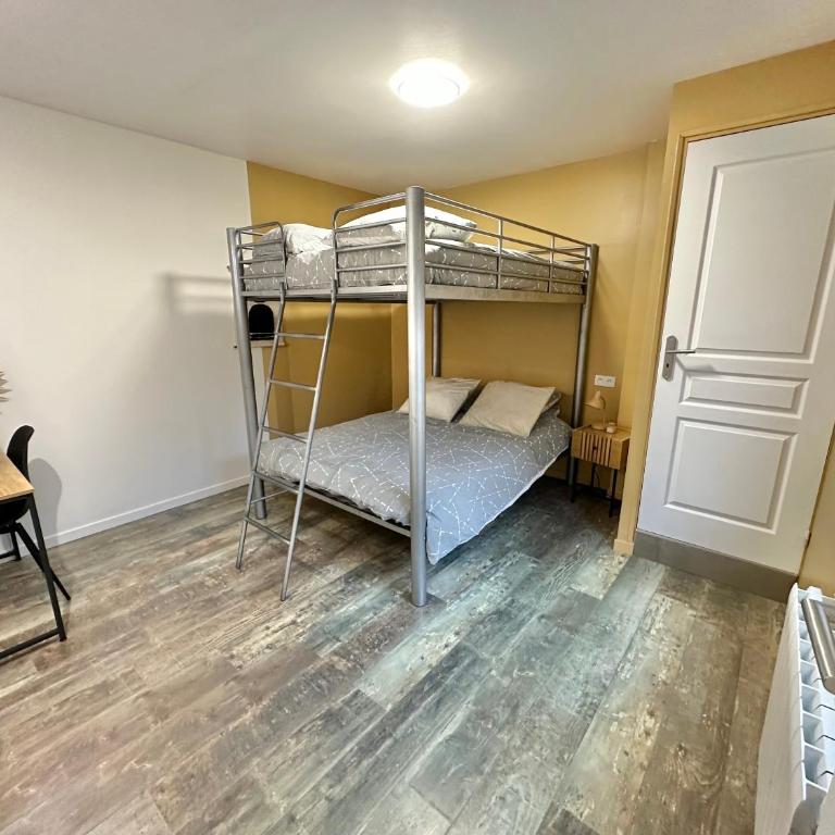 RDC avec Courette - jusqu'à 6 pers - Plage à 100m - Two-Bedroom Apartment with Terrace - 10