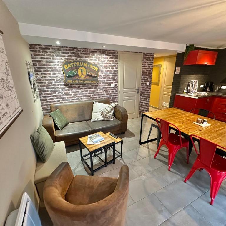 RDC avec Courette - jusqu'à 6 pers - Plage à 100m - Two-Bedroom Apartment with Terrace - 1