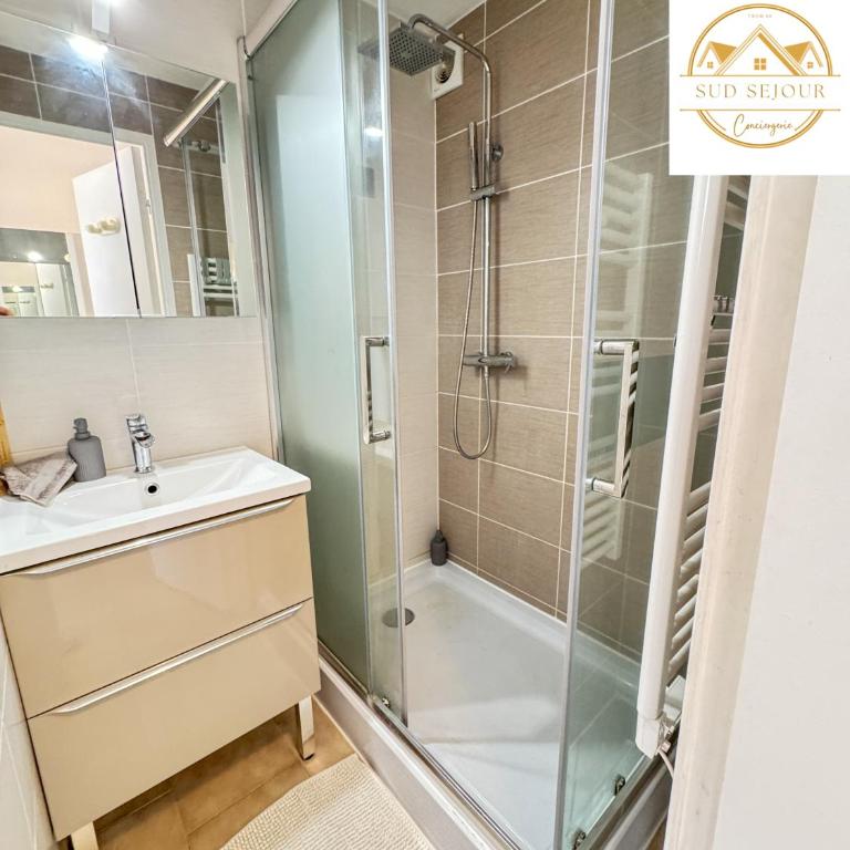 L'échappée verte - T2 - Confort -Piscine - Tennis- Parking - Climatisation - SudSéjourConciergerie - One-Bedroom Apartment with Balcony - 16