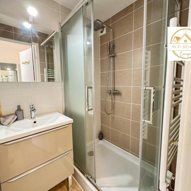 L'échappée verte - T2 - Confort -Piscine - Tennis- Parking - Climatisation - SudSéjourConciergerie - One-Bedroom Apartment with Balcony - 17