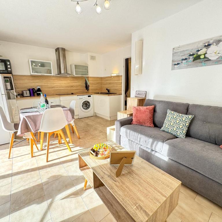 L'échappée verte - T2 - Confort -Piscine - Tennis- Parking - Climatisation - SudSéjourConciergerie - One-Bedroom Apartment with Balcony - 4