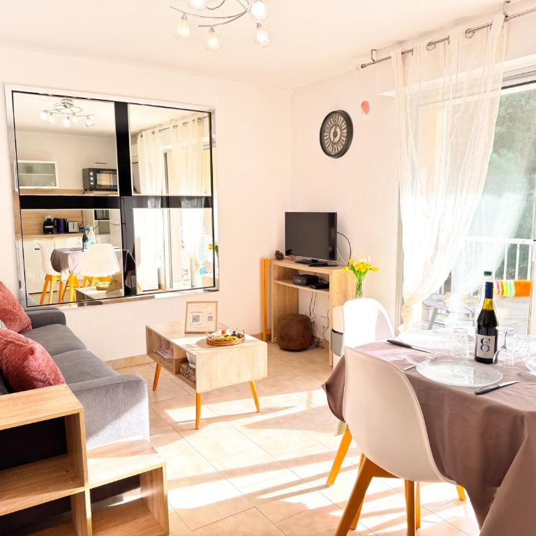 L'échappée verte - T2 - Confort -Piscine - Tennis- Parking - Climatisation - SudSéjourConciergerie - One-Bedroom Apartment with Balcony - 5