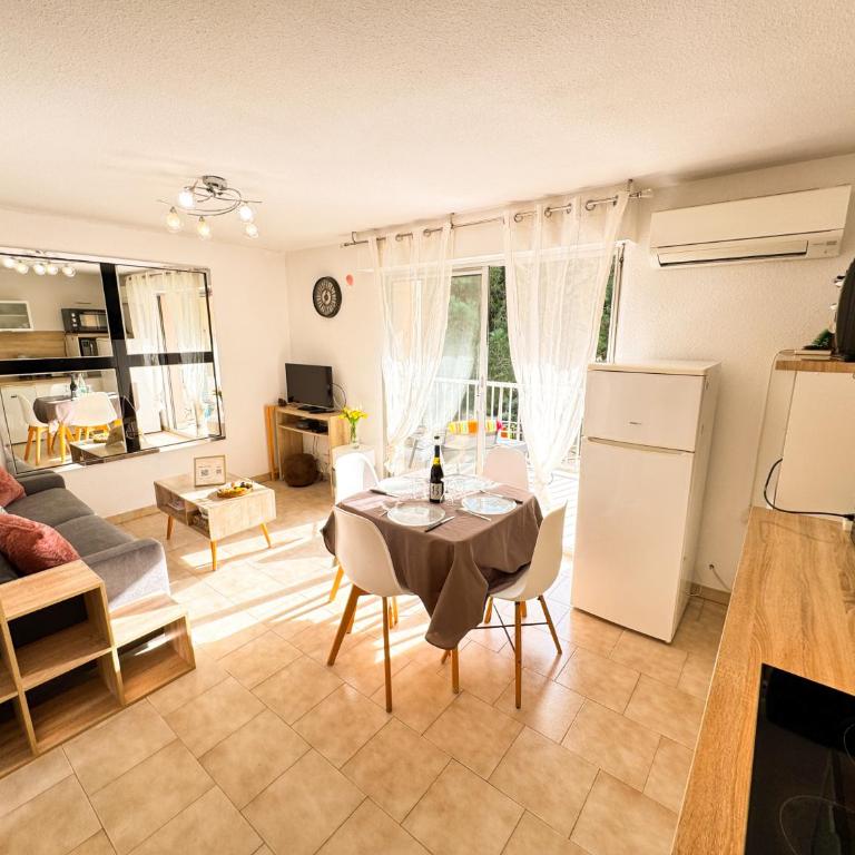 L'échappée verte - T2 - Confort -Piscine - Tennis- Parking - Climatisation - SudSéjourConciergerie - One-Bedroom Apartment with Balcony - 11