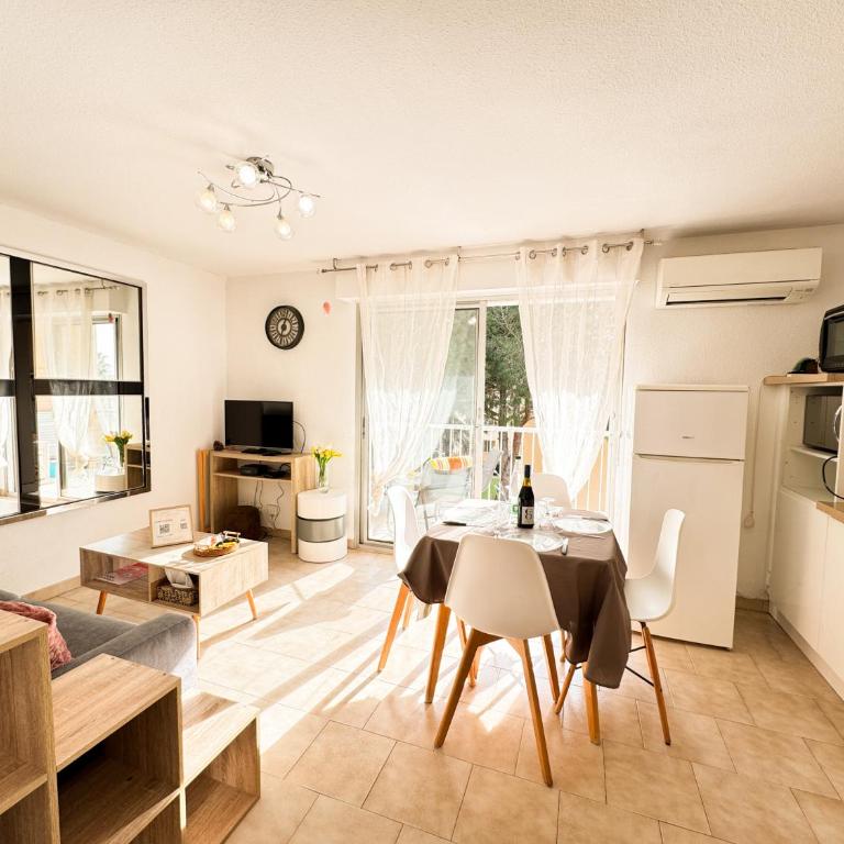 L'échappée verte - T2 - Confort -Piscine - Tennis- Parking - Climatisation - SudSéjourConciergerie - One-Bedroom Apartment with Balcony - 12