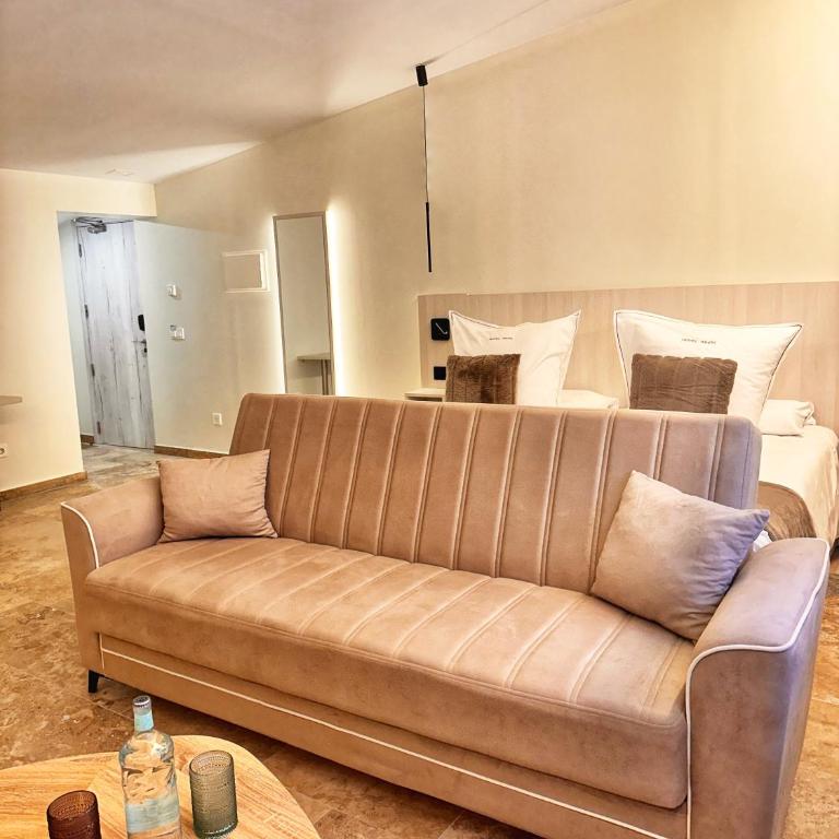Boutique Hotel Comtal Empuries - Suite Junior Triple con bañera de hidromasaje y desayuno incluido - 2 adultos + 1 niño - 10