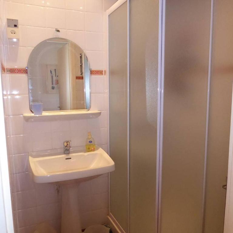 Villa Les Lauriers Blancs pour 6 personnes avec piscine privée et vue mer à La Londe-Les-Maures - Maison de Vacances 3 Chambres - 13