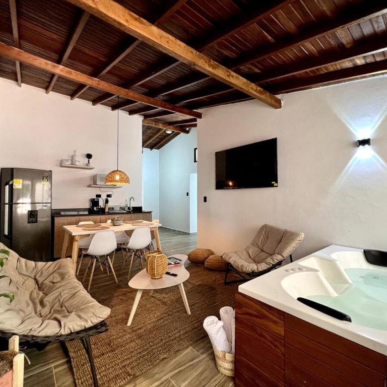 NOWA Cumbiana Apt - with Hot Tub on Provenza's Main Street - Apartamento de 3 dormitorios - 20