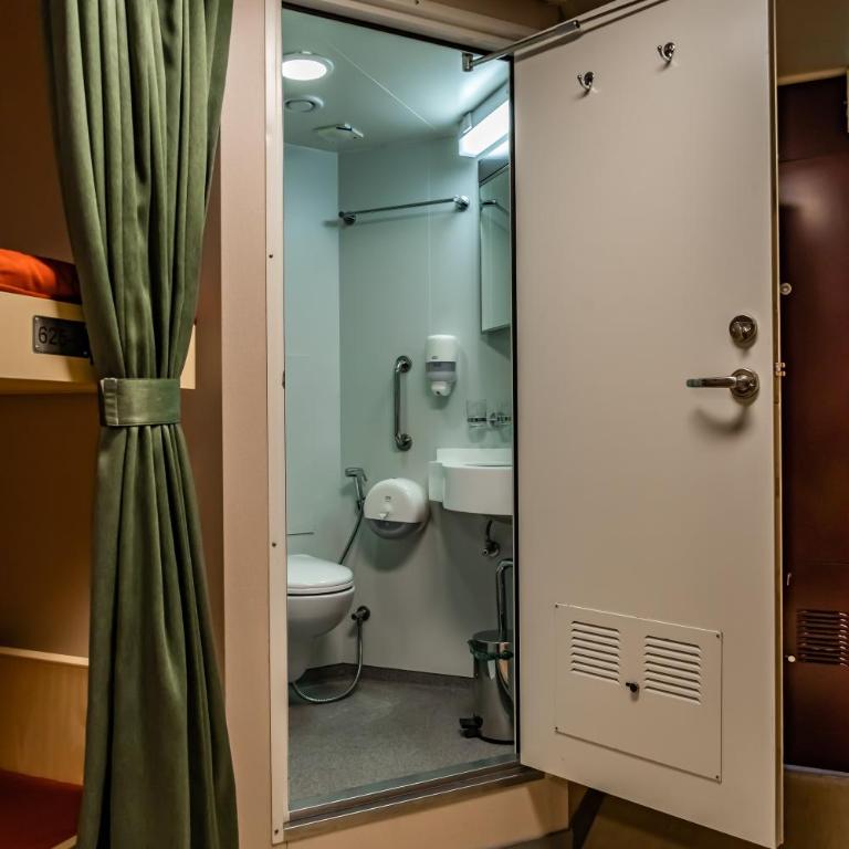 Esperanza Ferry - Family Room - 3