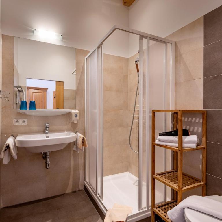 Pension Noella - Familienzimmer (2 Erwachsene + 1 Kind) - 8