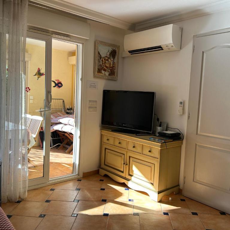 Le Noisetier - Two-Bedroom Apartment - 16
