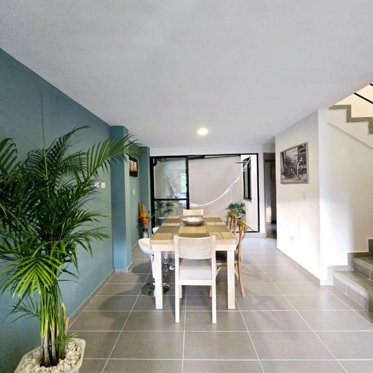 Casa PRIVADA en Condominio Campestre con Piscina, Jacuzzi, sauna y Gimnasio, cerca del Aeropuerto y el Parque del Café by Molca Travel - Three-Bedroom Apartment - 17